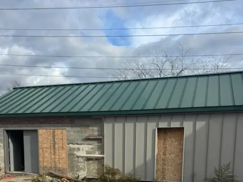 Metal clad building. Executive Building Systems project.