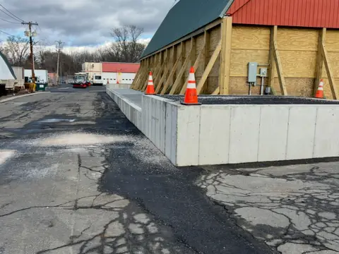 Retaining wall. Executive Building Systems project.